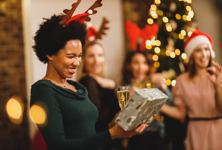 Não sabe o que comprar de presente de natal? Pesquisa aponta vestuário e acessórios como itens mais buscados