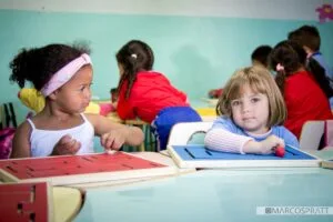 Projetos socioculturais combatem evasão escolar em regiões de alta vulnerabilidade social