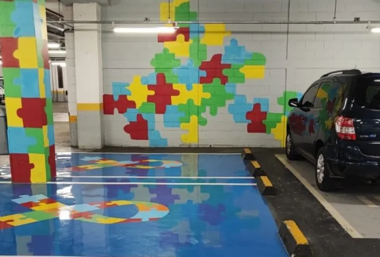Shopping Curitiba cria vagas de estacionamento para pessoas com Transtorno do Espectro Autista (TEA)