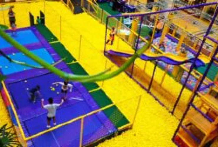 Férias no Aurora Shopping agora têm escorregador gigante e arena jump