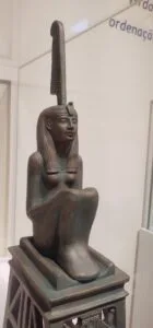 Maat: a Ordenação Cósmica - Visite o Museu Egípcio e conheça o símbolo da ordem, equilíbrio e justiça que influenciou a cultura egípcia por milênios.