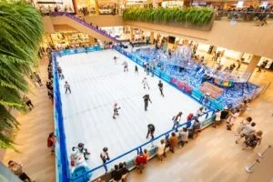 Jockey Plaza Shopping recebe crianças com TEA na pista de patinação Vikings no Gelo