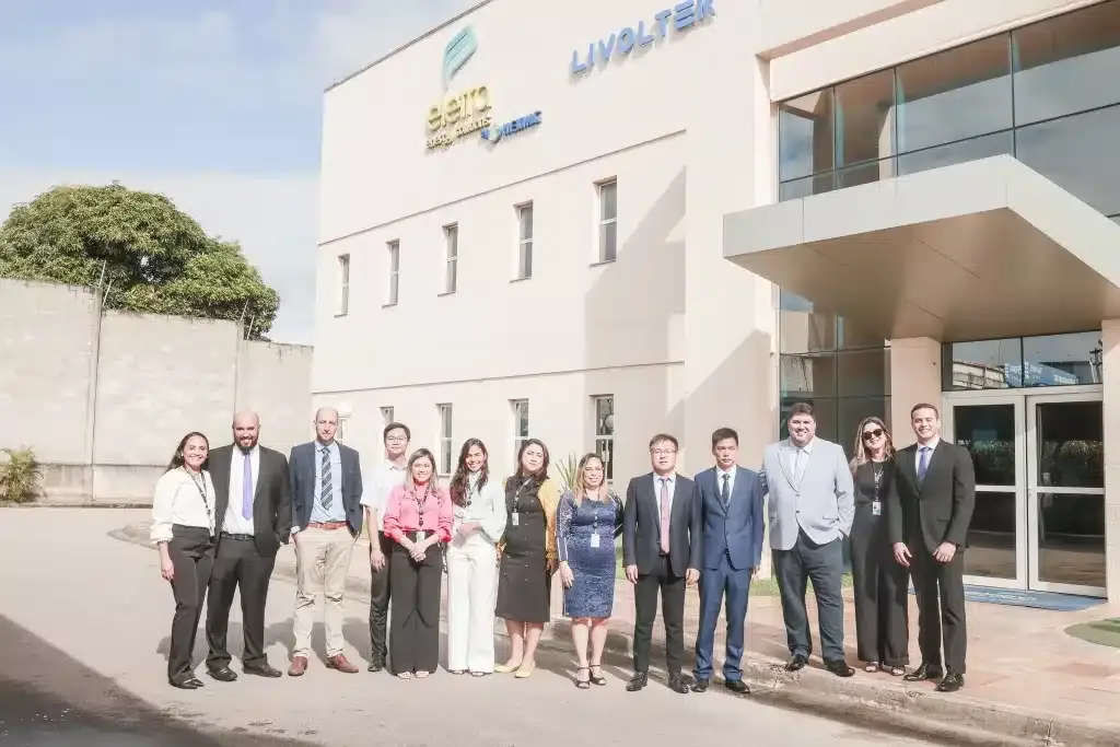 Visando contribuir com a comunidade LGBTQIAPN+, Sou Energy realiza doação de placas solares para casa de acolhimento