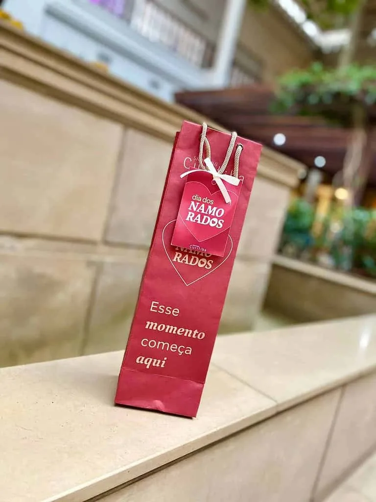 No Dia dos Namorados, Shopping Curitiba presenteia clientes com vinho argentino