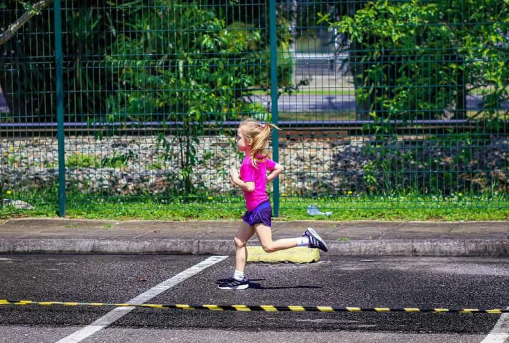 Crianças que praticam esportes são mais felizes, afirma estudo