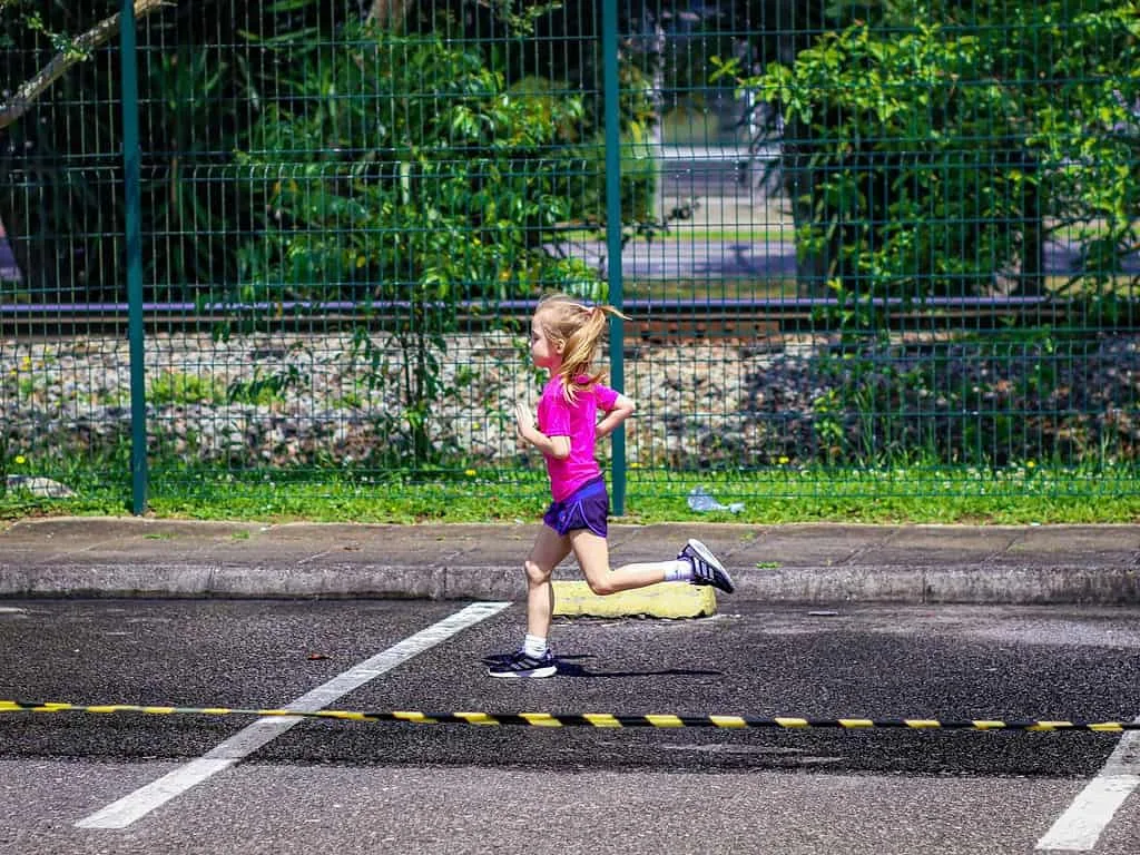 Crianças que praticam esportes são mais felizes, afirma estudo