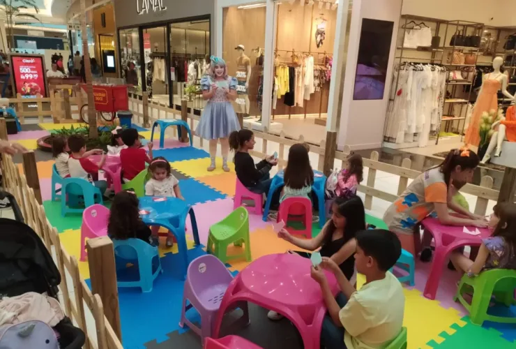 Férias do Shopping Catuaí têm oficinas de gesso e chaveiro, contação de histórias e pintura facial para garotada