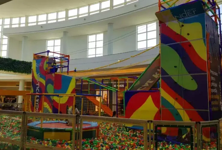 Shopping Catuaí recebe na praça central o parque Vertical Kids, com tirolesa e labirinto