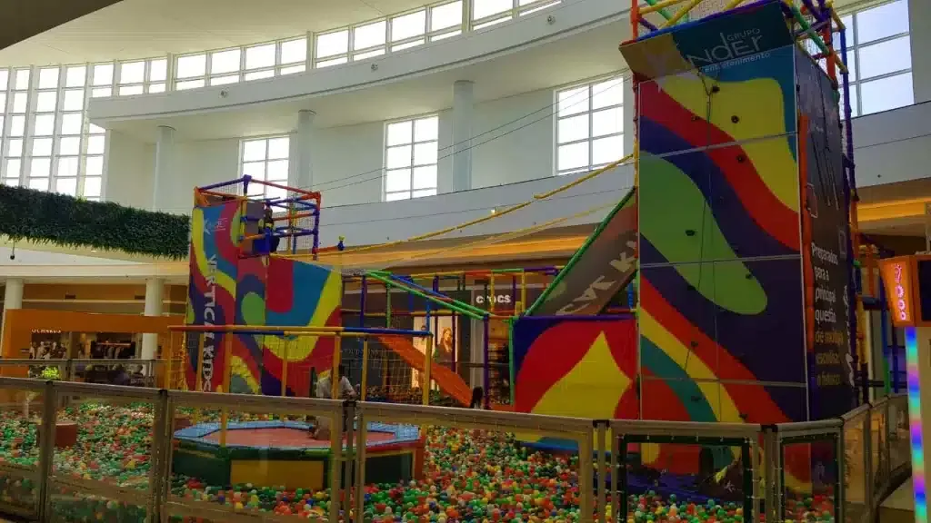 Shopping Catuaí recebe na praça central o parque Vertical Kids, com tirolesa e labirinto