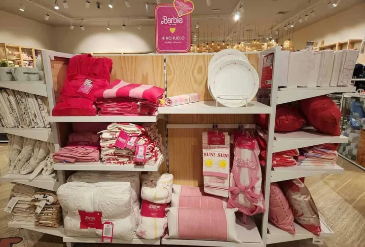Barbiecore: filme da Barbie impulsiona tendência rosa nas vitrines