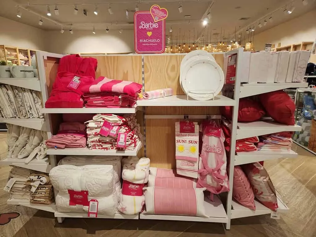 Barbiecore: filme da Barbie impulsiona tendência rosa nas vitrines