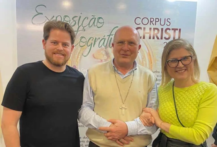 Ventura Shopping recebe exposição fotográfica com registros do maior Corpus Christi de Curitiba