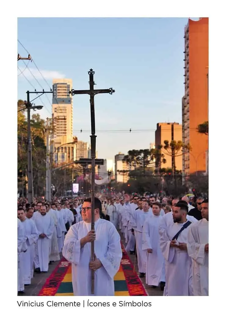 Ventura Shopping recebe exposição fotográfica com registros do maior Corpus Christi de Curitiba
