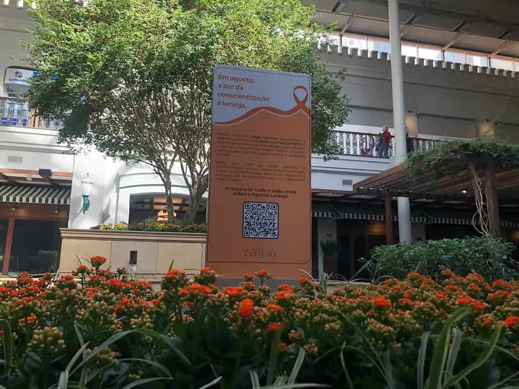 Agosto Laranja: shopping recebe flores laranjas em prol do conscientização para a esclerose múltipla