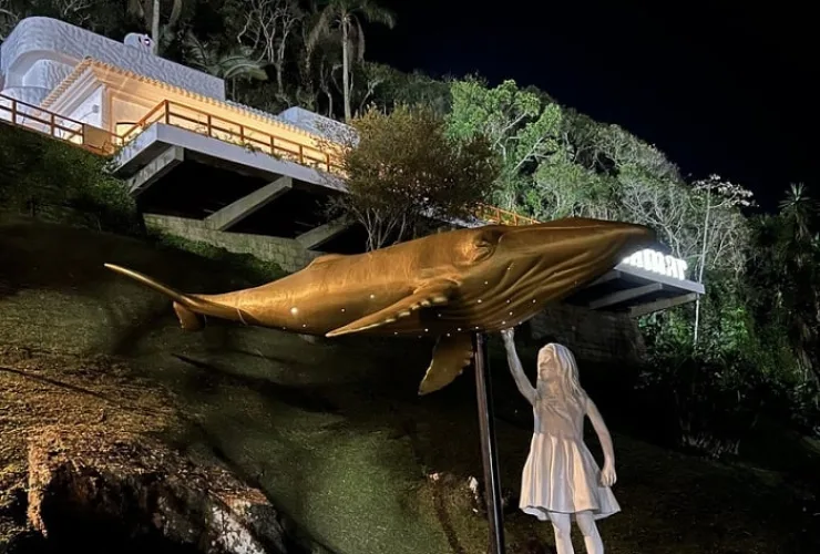  Escultura gigante surge à beira mar em Guaratuba