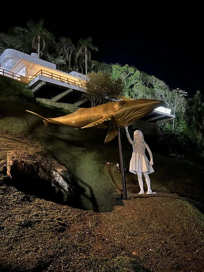  Escultura gigante surge à beira mar em Guaratuba