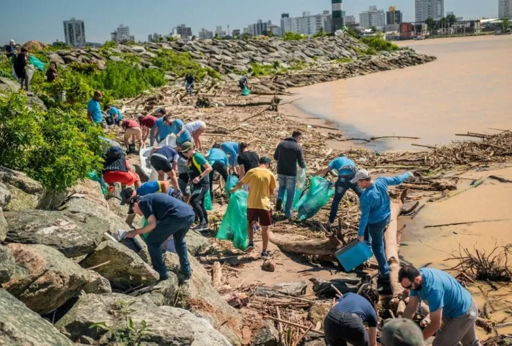 Mutirão de limpeza recolhe mais de 500 kg de resíduos do rio Itajaí-Açu