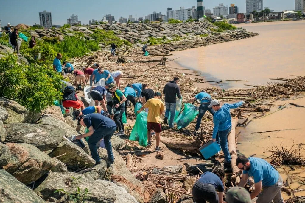 Mutirão de limpeza recolhe mais de 500 kg de resíduos do rio Itajaí-Açu