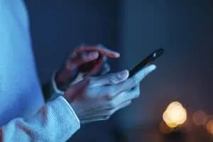 Uso excessivo de aparelhos celulares pode gerar lesões em tendões e nervos da mão