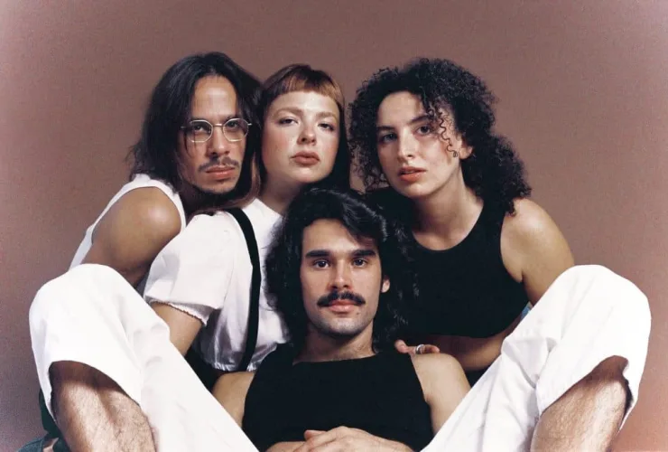 Bala Desejo anuncia show em Curitiba