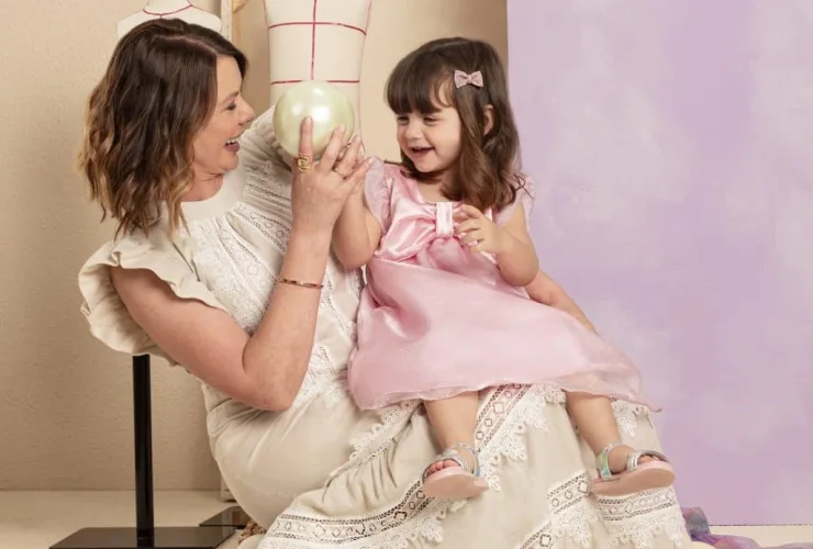 Avó lança coleção de roupas de festas inspiradas na neta