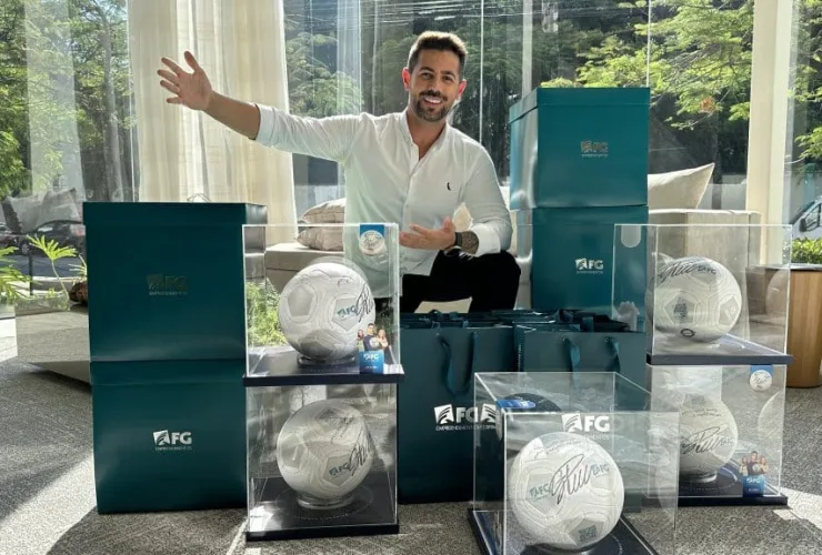 Bruno Cassola é eleito melhor corretor de imóveis e recebe prêmio da irmã de Cristiano Ronaldo