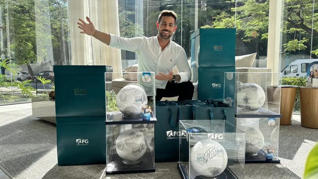 Bruno Cassola é eleito melhor corretor de imóveis e recebe prêmio da irmã de Cristiano Ronaldo