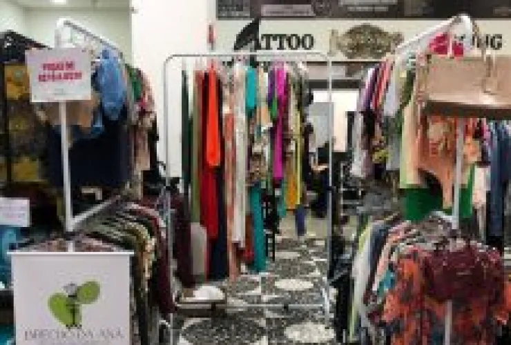 Liquidação de Verão Imperdível: Encontro de Brechós Saí do Armário traz Descontos de até 50% em Peças Exclusivas e Sorteio Especial de Páscoa!