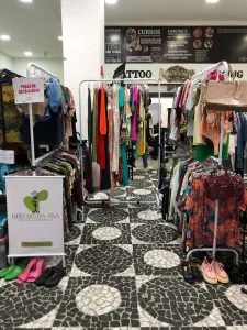 Liquidação de Verão Imperdível: Encontro de Brechós Saí do Armário traz Descontos de até 50% em Peças Exclusivas e Sorteio Especial de Páscoa!