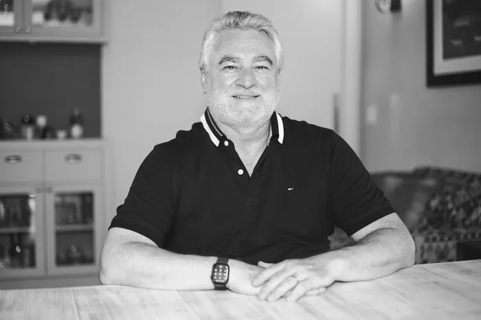 Paranaense lança livro e reverte venda para instituições de caridade