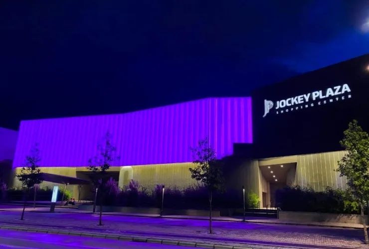 Jockey Plaza Shopping colore sua fachada de roxo em comemoração ao Dia Mundial de Conscientização da Epilepsia