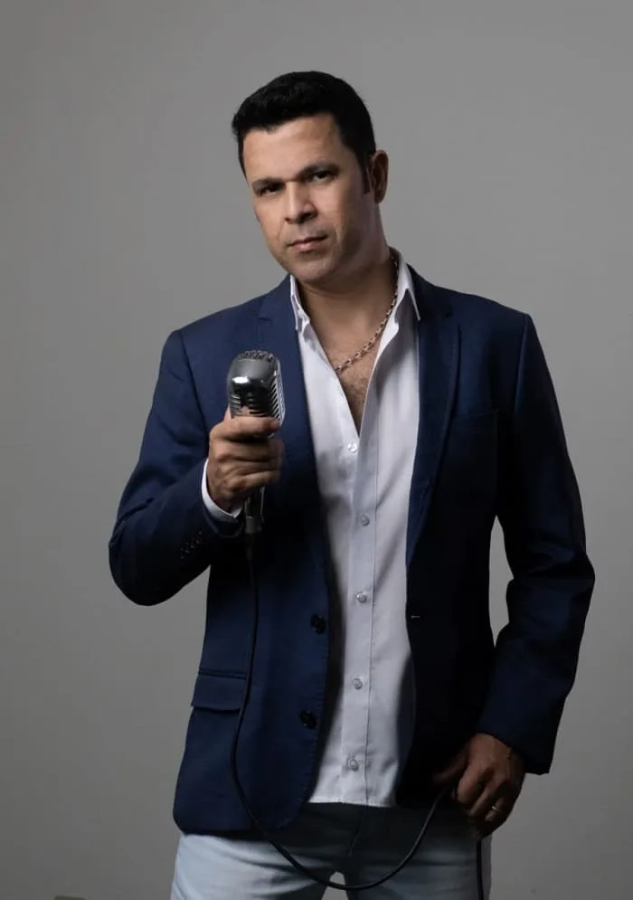 Cantores lançam música em homenagem a Roberto Carlos e revertem lucro para ação social