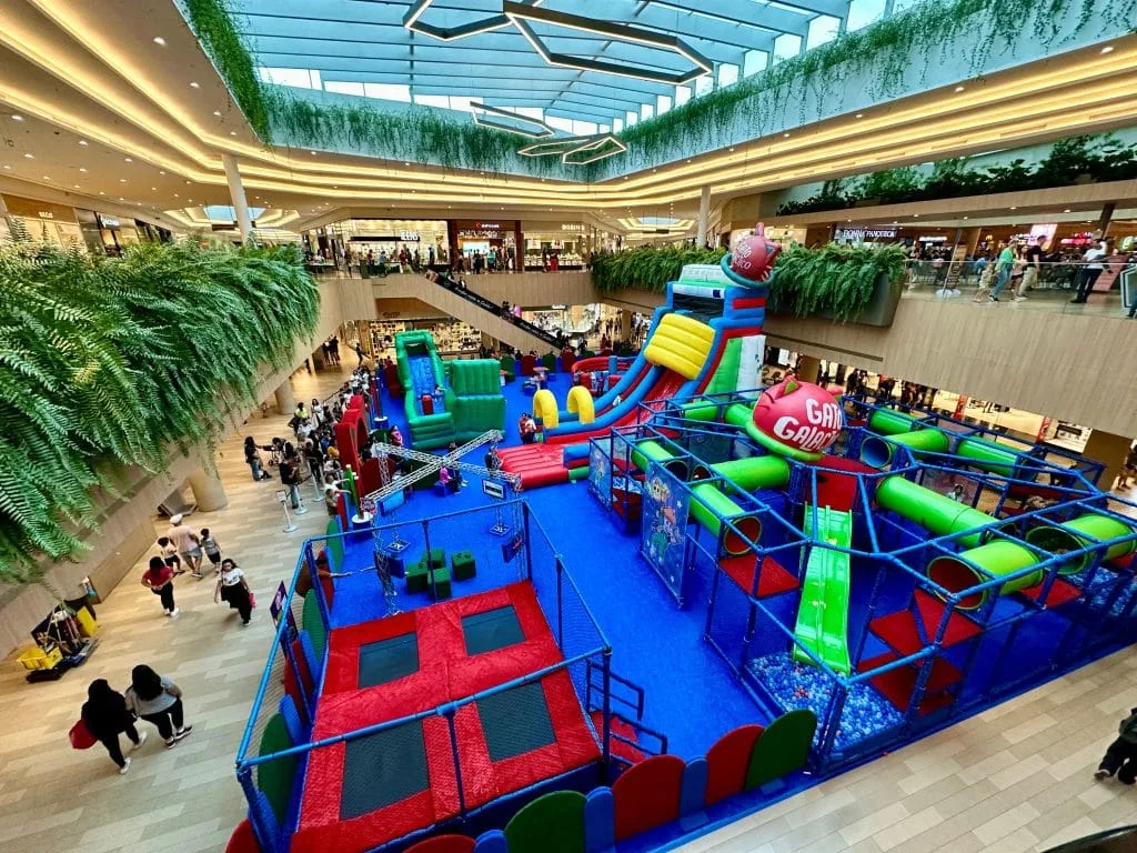 Jockey Plaza Shopping recebe crianças com TEA no Mega Parque do Gato Galáctico