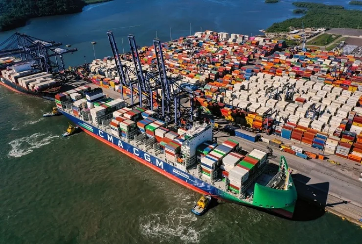 Navio “verde” com capacidade para transportar mais de 145 mil toneladas atraca na TCP