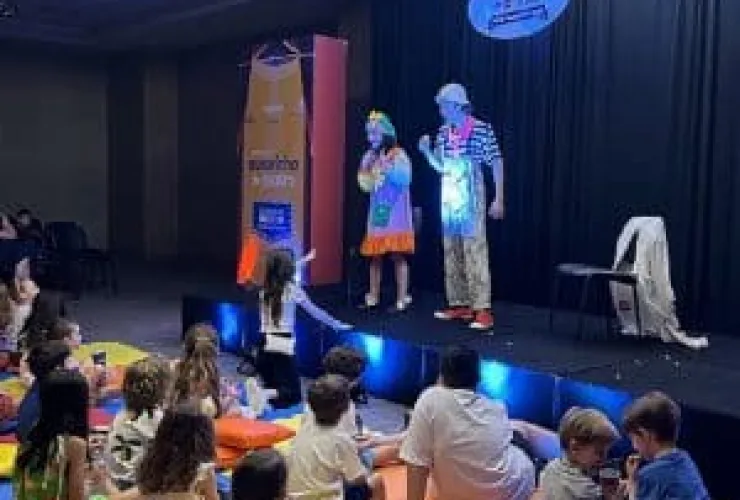 Mãe e filho em uma divertida sessão de teatro é bom programa para o dia 12