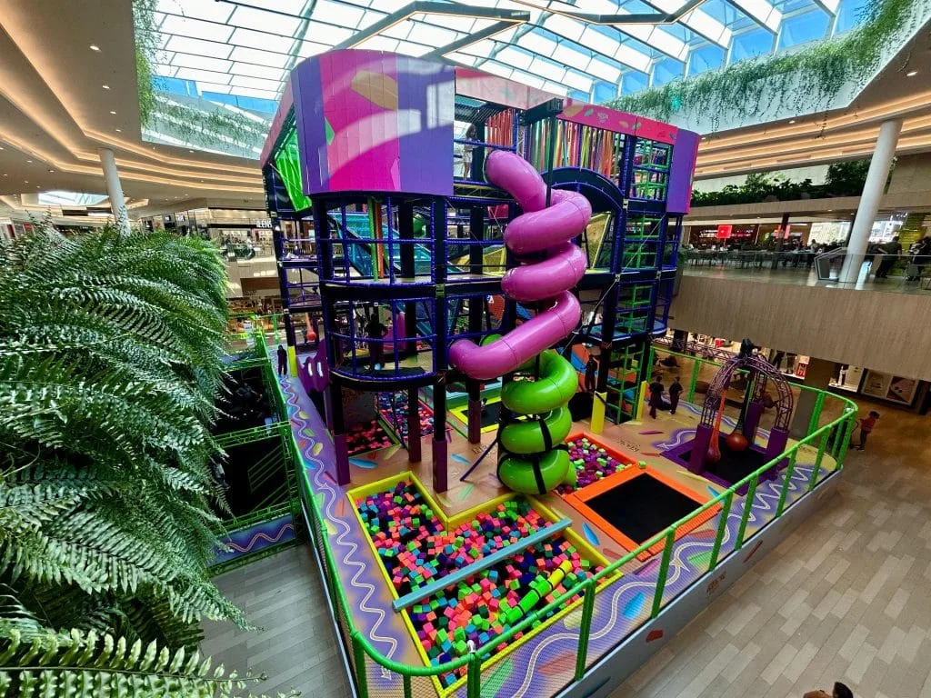Com atrações inéditas, Jockey Plaza Shopping apresenta a gigante Arena Neon Fun