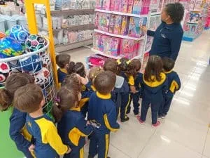 Escola Atuação promove ação de responsabilidade financeira no projeto de empreendedorismo