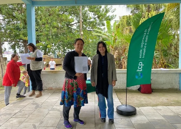 TCP entrega 94 títulos de inscrição de embarcações para moradores da região da Baía de Paranaguá