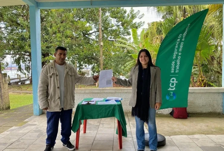TCP entrega 94 títulos de inscrição de embarcações para moradores da região da Baía de Paranaguá