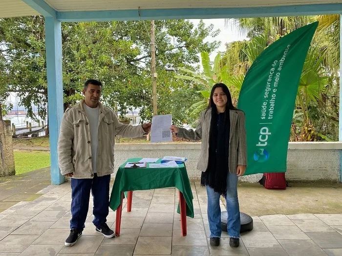 TCP entrega 94 títulos de inscrição de embarcações para moradores da região da Baía de Paranaguá