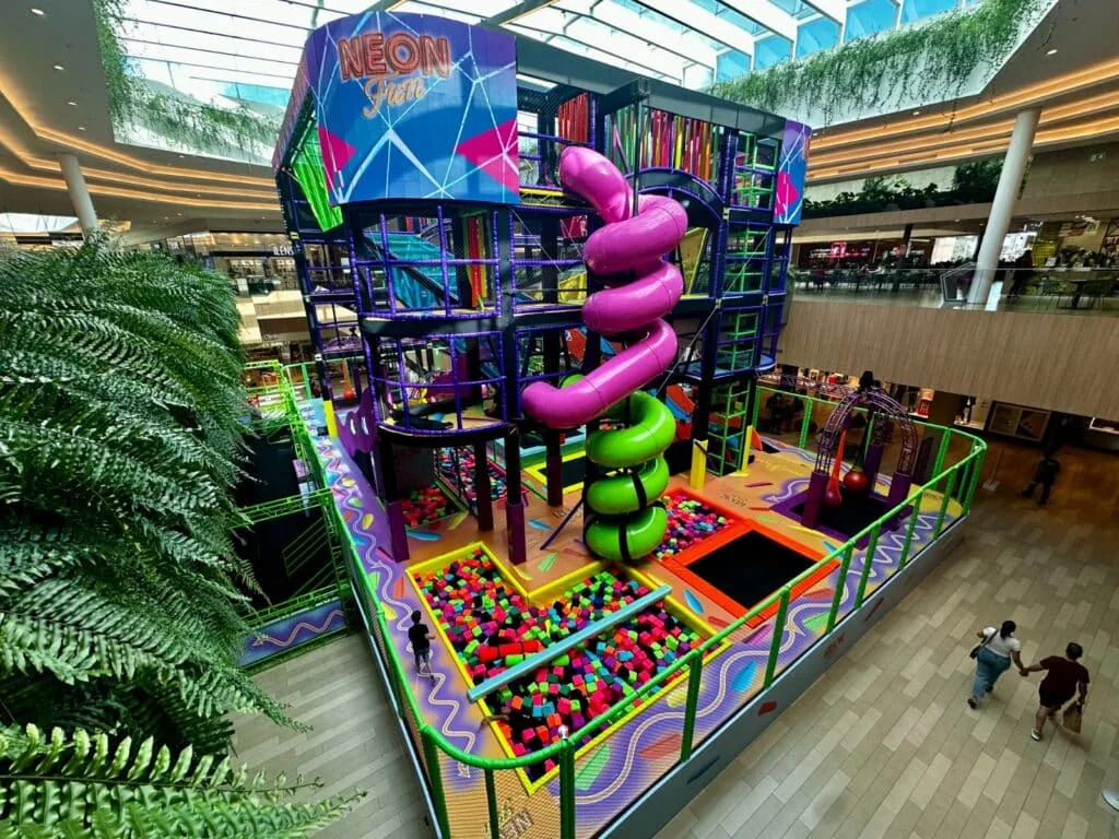 Sucesso de público, Jockey Plaza Shopping realiza segunda sessão exclusiva para adultos na arena Neon Fun