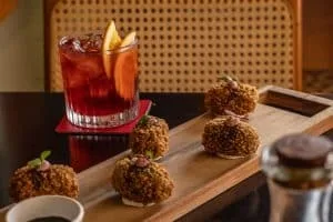 Toda a quinta: noite com música, drinks e gastronomia embala Le Mir