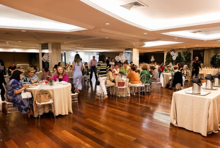 Claro! Que tal: 

"Chá Para Todos: Elegância e Estilo em Destaque no Clube Curitibano"?
