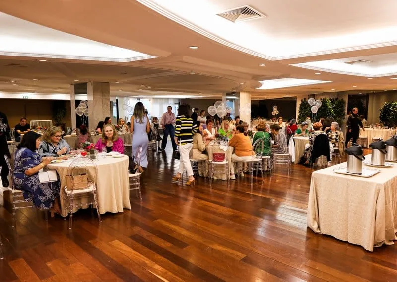 Claro! Que tal: 

"Chá Para Todos: Elegância e Estilo em Destaque no Clube Curitibano"?