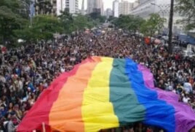 Parada LGBTI+ de Curitiba celebra diversidade e destaca a importância do voto consciente