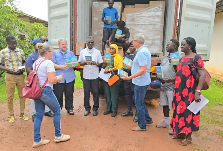 Missa Celebra Entrega de 25 Mil Bíblias da Igreja do Paraná a Fiéis Católicos na África