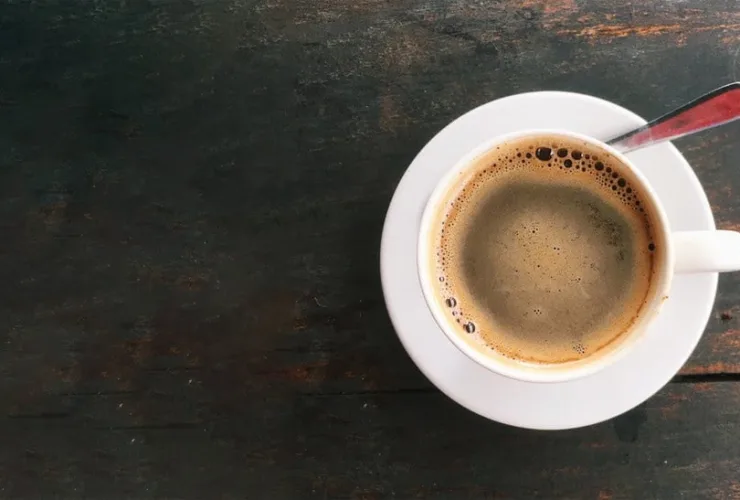 Até que horas você pode tomar café sem afetar o sono? Estudo responde 