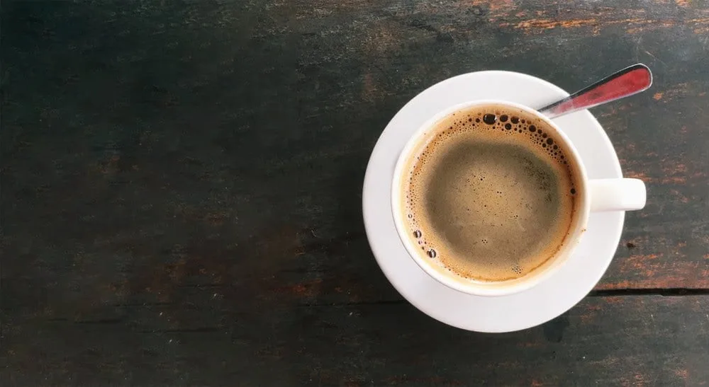 Até que horas você pode tomar café sem afetar o sono? Estudo responde 