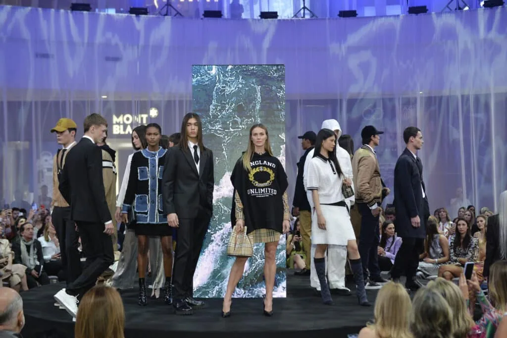 8ª edição do Pátio Batel Fashion Walk traz cenografia com conceito sensorial e direção criativa de Paulo Borges