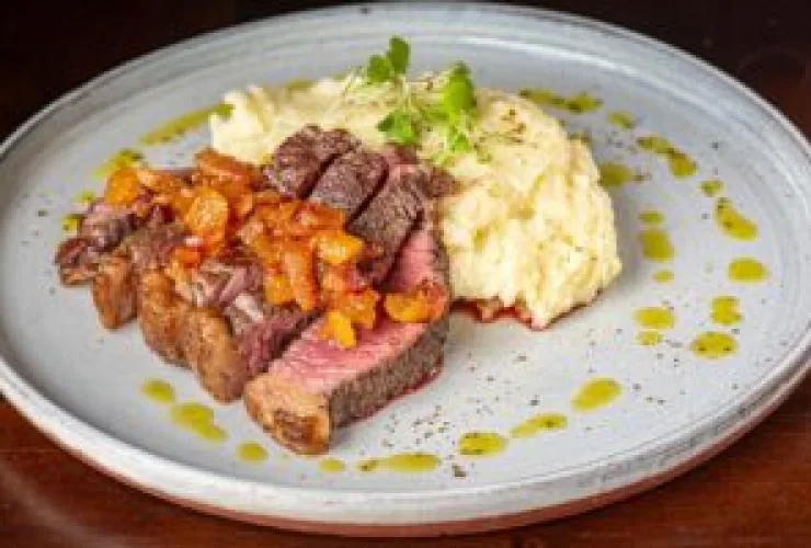 Em homenagem ao Dia do Bacon, restaurante em Curitiba cria menu executivo temático e coloca bacon em todas as etapas: da entrada a sobremesa.